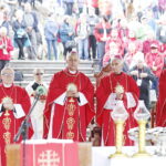 22.09.2018 Święty Krzyż. Świętokrzyski Rajd Pielgrzymkowy zakończył się mszą świętą na błoniach przed klasztorem. Na zdjęciu (od lewej): Andrzej Kaleta - biskup pomocniczy diecezji kieleckiej, Jan Piotrowski - biskup kielecki, Marian Florczyk - biskup pomocniczy diecezji kieleckiej i Piotr Turzyński - biskup pomocniczy diecezji radomskiej / Jarosław Kubalski / Radio Kielce