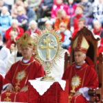 22.09.2018 Święty Krzyż. Świętokrzyski Rajd Pielgrzymkowy zakończył się mszą świętą na błoniach przed klasztorem / Jarosław Kubalski / Radio Kielce