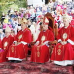 22.09.2018 Święty Krzyż. Świętokrzyski Rajd Pielgrzymkowy zakończył się mszą świętą na błoniach przed klasztorem. Na zdjęciu (od lewej): Andrzej Kaleta - biskup pomocniczy diecezji kieleckiej, Jan Piotrowski - biskup kielecki, Marian Florczyk - biskup pomocniczy diecezji kieleckiej i Piotr Turzyński - biskup pomocniczy diecezji radomskiej  / Jarosław Kubalski / Radio Kielce