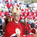 22.09.2018 Święty Krzyż. Świętokrzyski Rajd Pielgrzymkowy zakończył się mszą świętą na błoniach przed klasztorem. Na zdjęciu: Jan Piotrowski - biskup kielecki / Jarosław Kubalski / Radio Kielce