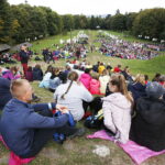 22.09.2018 Święty Krzyż. Świętokrzyski Rajd Pielgrzymkowy zakończył się mszą świętą na błoniach przed klasztorem / Jarosław Kubalski / Radio Kielce