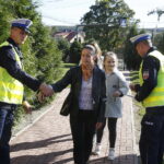 30.09.2018 Makoszyn. Policjanci pod kościołemrozdawali odblaski w ramach akcji „Dzień Odblasków” / Jarosław Kubalski / Radio Kielce