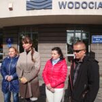 Konferencja Ruchu Kukiz ’15 przed siedzibą spółki Wodociągi Kieleckie