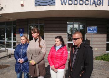 Konferencja Ruchu Kukiz ’15 przed siedzibą spółki Wodociągi Kieleckie