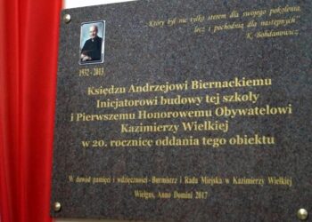Tablica poświęcona ks. Andrzejowi Biernackiemu w Szkole Podstawowej w Wielgusie / UMiG Kazimierza Wielka
