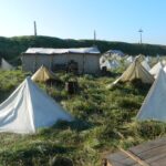 Wczesnośredniowieczne grodzisko w Stradowie zamieniło się w plan filmowy. Zdjęcia poprzedziło przygotowanie specjalnej scenografii. / UG w Czarnocinie