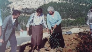 Marianna Sowiar-Chodnikiewicz i Hana Szlomi przy sadzeniu drzewka w Jerozolimie / arch. prywatne