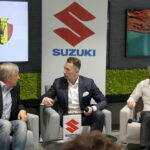 Konferencja prasowa. Na zdjęciu (od lewej): Krzysztof Zając - prezes Korony; Piotr Dulnik - szef krajowego oddziału koncernu Suzuki Motor Poland, Gino Lettieri -  trener Korony Kielce / Krzysztof Bujnowicz / Radio Kielce