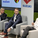 Konferencja prasowa dot. zacieśnienia dotychczasowej współpracy pomiędzy Koroną Kielce, a Suzuki Motor Poland. Od lewej: Krzysztof Zając, prezes Korony; Piotr Dulnik, szef krajowego oddziału koncernu Suzuki Motor Poland; Gino Lettieri, trener Korony Kielce / Krzysztof Bujnowicz / Radio Kielce