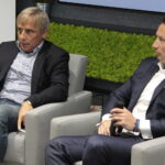 Konferencja prasowa dot. zacieśnienia dotychczasowej współpracy pomiędzy Koroną Kielce, a Suzuki Motor Poland. Od lewej: Krzysztof Zając, prezes Korony; Piotr Dulnik, szef krajowego oddziału koncernu Suzuki Motor Poland / Krzysztof Bujnowicz / Radio Kielce