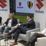 Konferencja prasowa dot. zacieśnienia dotychczasowej współpracy pomiędzy Koroną Kielce, a Suzuki Motor Poland. Od lewej: Michał Pol, prowadzący konferencję; Krzysztof Zając, prezes Korony; Piotr Dulnik, szef krajowego oddziału koncernu Suzuki Motor Poland; Gino Lettieri, trener Korony Kielce / Krzysztof Bujnowicz / Radio Kielce