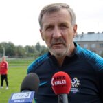 Bodzechów. Trening reprezentacji Polski do lat 17 przed XXXIII Międzynarodowym Turniejem o Puchar Syrenki. Na zdjęciu: Stefan Majewski - dyrektor sportowy PZPN / Krzysztof Bujnowicz / Radio Kielce