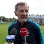 Bodzechów. Trening reprezentacji Polski do lat 17 przed XXXIII Międzynarodowym Turniejem o Puchar Syrenki. Na zdjęciu: Stefan Majewski - dyrektor sportowy PZPN / Krzysztof Bujnowicz / Radio Kielce