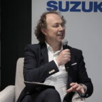 Konferencja prasowa dot. zacieśnienia dotychczasowej współpracy pomiędzy Koroną Kielce, a Suzuki Motor Poland. Prowadzący konferencję Michał Pol / Krzysztof Bujnowicz / Radio Kielce