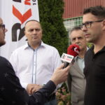 Program Interwencja. Od lewej: Dominik Masierak, TVP 3 Kielce, Mariusz Zaborski, radny RM w Starachowicach, Zygmunt Andrejas, radny RM w Starachowicach, Emil Krzemiński, prezes Staru Starachowice i Dominik Masierak, TVP 3 Kielce / Krzysztof Bujnowicz / Radio Kielce