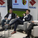 Konferencja prasowa dot. zacieśnienia dotychczasowej współpracy pomiędzy Koroną Kielce, a Suzuki Motor Poland. Od lewej: Michał Pol, prowadzący konferencję; Krzysztof Zając, prezes Korony; Piotr Dulnik, szef krajowego oddziału koncernu Suzuki Motor Poland; Gino Lettieri, trener Korony Kielce / Krzysztof Bujnowicz / Radio Kielce