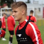 Bodzechów. Trening reprezentacji Polski do lat 17 przed XXXIII Międzynarodowym Turniejem o Puchar Syrenki. Na zdjęciu: Jakub Niewiadomski – Lech Poznań / Krzysztof Bujnowicz / Radio Kielce