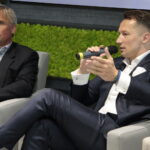 Konferencja prasowa dot. zacieśnienia dotychczasowej współpracy pomiędzy Koroną Kielce, a Suzuki Motor Poland. Od lewej: Krzysztof Zając, prezes Korony Kielce; Piotr Dulnik, szef krajowego oddziału koncernu Suzuki Motor Poland / Krzysztof Bujnowicz / Radio Kielce