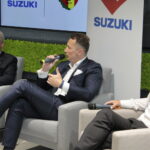 Konferencja prasowa dot. zacieśnienia dotychczasowej współpracy pomiędzy Koroną Kielce, a Suzuki Motor Poland. Od lewej: Krzysztof Zając, prezes Korony; Piotr Dulnik, szef krajowego oddziału koncernu Suzuki Motor Poland; Gino Lettieri, trener Korony Kielce / Krzysztof Bujnowicz / Radio Kielce