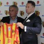 Konferencja prasowa dot. zacieśnienia dotychczasowej współpracy pomiędzy Koroną Kielce, a Suzuki Motor Poland. Krzysztof Zając, prezes Korony; Piotr Dulnik, szef krajowego oddziału koncernu Suzuki Motor Poland / Krzysztof Bujnowicz / Radio Kielce