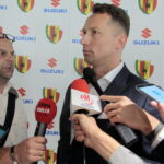 Konferencja prasowa dot. zacieśnienia dotychczasowej współpracy pomiędzy Koroną Kielce, a Suzuki Motor Poland. Piotr Dulnik, szef krajowego oddziału koncernu Suzuki Motor Poland w ogniu pytań dziennikarzy, z lewej: Rafał Szymczyk, Radio Kielce / Krzysztof Bujnowicz / Radio Kielce