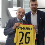 Konferencja prasowa dot. zacieśnienia dotychczasowej współpracy pomiędzy Koroną Kielce, a Suzuki Motor Poland. Z lewej: Stefan Szczepłek i Bartosz Rymaniak, piłkarz Korony / Krzysztof Bujnowicz / Radio Kielce