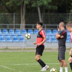 Bodzechów. Trening reprezentacji Polski do lat 17 przed XXXIII Międzynarodowym Turniejem o Puchar Syrenki. Na zdjęciu: Filip Marchwiński – Lech Poznań (z lewej) / Krzysztof Bujnowicz / Radio Kielce