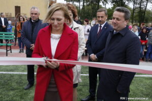 Otwarcie nowego boiska przy Zespole Placówek Oświatowych w Kurozwękach / Urząd Miasta w Staszowie