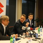 Podpisanie umowy pomiędzy Korona S.A. i Suzuki Motor Poland sp. z o.o. Krzysztof Zając - prezes zarządu Korona S.A., Piotr Dulnik - prezes zarządu Suzuki Motor Poland sp. z o.o., Mikołaj Matsumoto - dyrektor marketingu Suzuki Motor Poland sp. z o.o. / Marzena Mąkosa / Radio Kielce