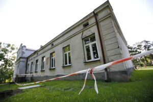 Mieszkańcy Siedlec w gminie Chęciny walczą o szkołę. Szkoła w Siedlcach / Marzena Mąkosa / Radio Kielce
