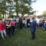 Mieszkańcy Siedlec w gminie Chęciny walczą o szkołę. Spotkanie burmistrza Chęcin, Roberta Jaworskiego z mieszkańcami Siedlec / Marzena Mąkosa / Radio Kielce