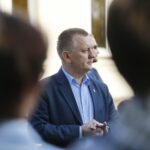 Mieszkańcy Siedlec w gminie Chęciny walczą o szkołę. Spotkanie burmistrza Chęcin, Roberta Jaworskiego z mieszkańcami Siedlec. Na zdjęciu: Robert Jaworski - burmistrz Chęcin / Marzena Mąkosa / Radio Kielce