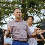 Mieszkańcy Siedlec w gminie Chęciny walczą o szkołę. Spotkanie burmistrza Chęcin, Roberta Jaworskiego z mieszkańcami Siedlec / Marzena Mąkosa / Radio Kielce