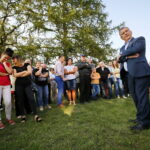 Mieszkańcy Siedlec w gminie Chęciny walczą o szkołę. Spotkanie burmistrza Chęcin, Roberta Jaworskiego z mieszkańcami Siedlec / Marzena Mąkosa / Radio Kielce