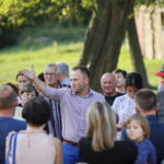 Mieszkańcy Siedlec w gminie Chęciny walczą o szkołę. Spotkanie burmistrza Chęcin, Roberta Jaworskiego z mieszkańcami Siedlec / Marzena Mąkosa / Radio Kielce