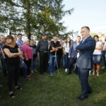 Mieszkańcy Siedlec w gminie Chęciny walczą o szkołę. Spotkanie burmistrza Chęcin, Roberta Jaworskiego z mieszkańcami Siedlec / Marzena Mąkosa / Radio Kielce