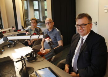 Punkty widzenia. Na zdjęciu (od lewej): Arleta Kępka - kierownik Ośrodka Leczenia Uzależnień San Damiano w Chęcinach, Marek Sochacki - kierownik Poradni Profilaktyki, Leczenia Terapii i Uzależnień Stowarzyszenia MONAR i Tomasz Pleban - świętokrzyski wicekurator oświaty  / Marzena Mąkosa / Radio Kielce