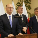 Wystawa „25 lat Europejskiej Konwencji Praw Człowieka w Polsce” Na zdjęciu (od lewej): Piotr Wawrzyk - Wiceminister Spraw Zagranicznych, Wojciech Lubawski - prezydent Miasta Kielce i Krzysztof Słoń -  senator RP / Marzena Mąkosa / Radio Kielce