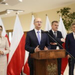 Wystawa „25 lat Europejskiej Konwencji Praw Człowieka w Polsce”.  Na zdjęciu (od lewej): Agata Wojtyszek - wojewoda świętokrzyski, Piotr Wawrzyk - Wiceminister Spraw Zagranicznych, Wojciech Lubawski - prezydent Miasta Kielce i Krzysztof Słoń -  senator RP / Marzena Mąkosa / Radio Kielce