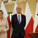 Wystawa „25 lat Europejskiej Konwencji Praw Człowieka w Polsce”. Na zdjęciu (od lewej): Agata Wojtyszek - wojewoda świętokrzyski i Piotr Wawrzyk - Wiceminister Spraw Zagranicznych / Marzena Mąkosa / Radio Kielce