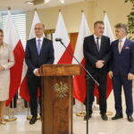 Wystawa „25 lat Europejskiej Konwencji Praw Człowieka w Polsce”. Na zdjęciu (od lewej): Agata Wojtyszek - wojewoda świętokrzyski, Piotr Wawrzyk - Wiceminister Spraw Zagranicznych, Wojciech Lubawski - prezydent Miasta Kielce i Krzysztof Słoń - senator RP / Marzena Mąkosa / Radio Kielce