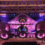 Przygotowania do Festiwalu Muzyki Tanecznej. Oświetlenie amfiteatru / Marzena Mąkosa / Radio Kielce