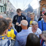 Prezentacja zespołu PGE Vive. Autografy rozdaje Arciom Karalok / Marzena Mąkosa / Radio Kielce