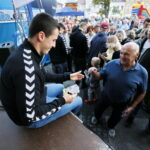 Prezentacja zespołu PGE Vive. Autografy rozdaje Filip Ivić / Marzena Mąkosa / Radio Kielce