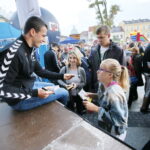 Prezentacja zespołu PGE Vive. Autografy rozdaje Filip Ivić / Marzena Mąkosa / Radio Kielce