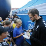 Prezentacja zespołu PGE Vive. Autografy rozdaje Mariusz Jurkiewicz / Marzena Mąkosa / Radio Kielce