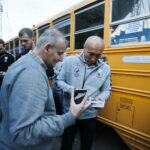 Prezentacja zespołu PGE Vive. Autografy rozdaje Talant Dujszebajew / Marzena Mąkosa / Radio Kielce