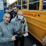 Prezentacja zespołu PGE Vive. Autografy rozdaje Talant Dujszebajew / Marzena Mąkosa / Radio Kielce