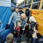 Prezentacja zespołu PGE Vive. Autografy rozdaje Talant Dujszebajew / Marzena Mąkosa / Radio Kielce