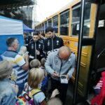 Prezentacja zespołu PGE Vive. Autografy rozdaje Talant Dujszebajew / Marzena Mąkosa / Radio Kielce